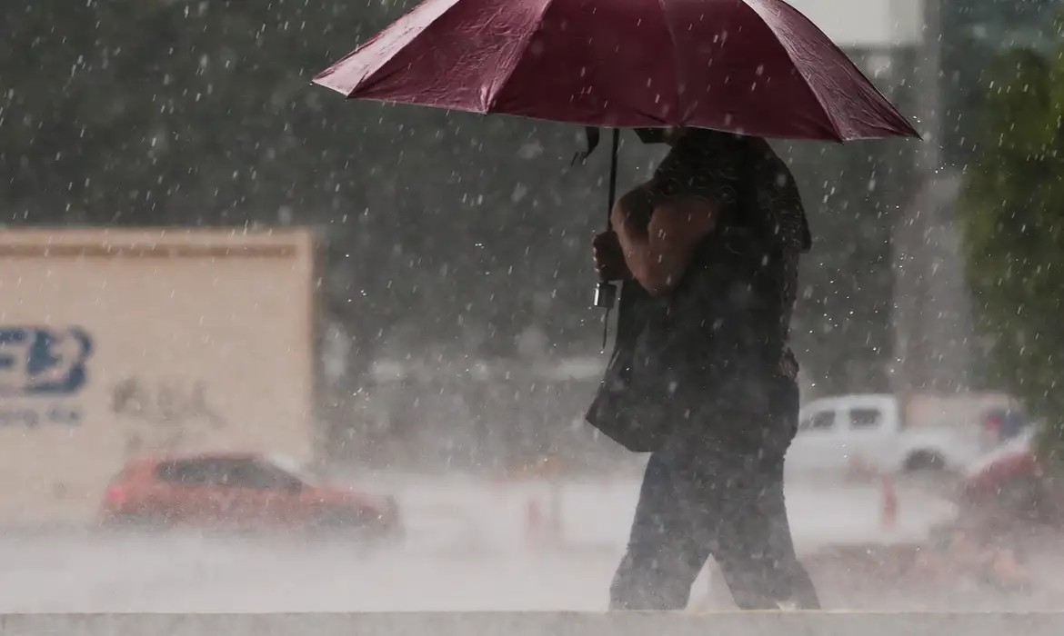 Segunda-feira tem risco de temporais severos no Sul e calor intenso em boa parte do país