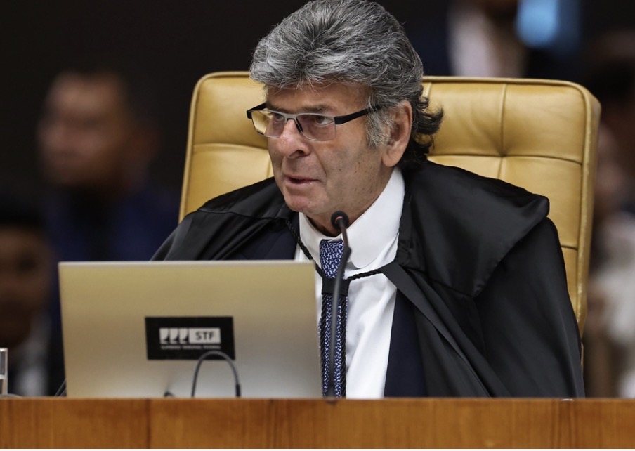 Fux suspende decisão de Dino e determina retirada de posts que ligam Flávio Bolsonaro a Nossa Senhora Aparecida
