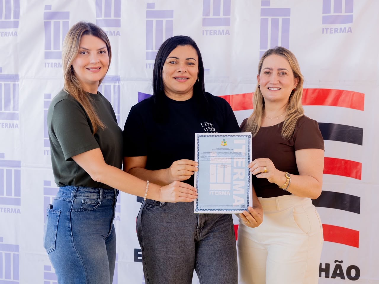 Prefeita Suane Dias participa de entrega de Títulos do programa “Esta Casa Agora é Minha”