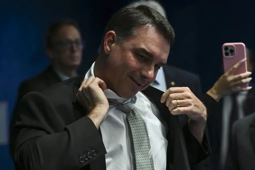 Projeções do mercado indicam mais de 60% de chances para vitória de Flávio Bolsonaro