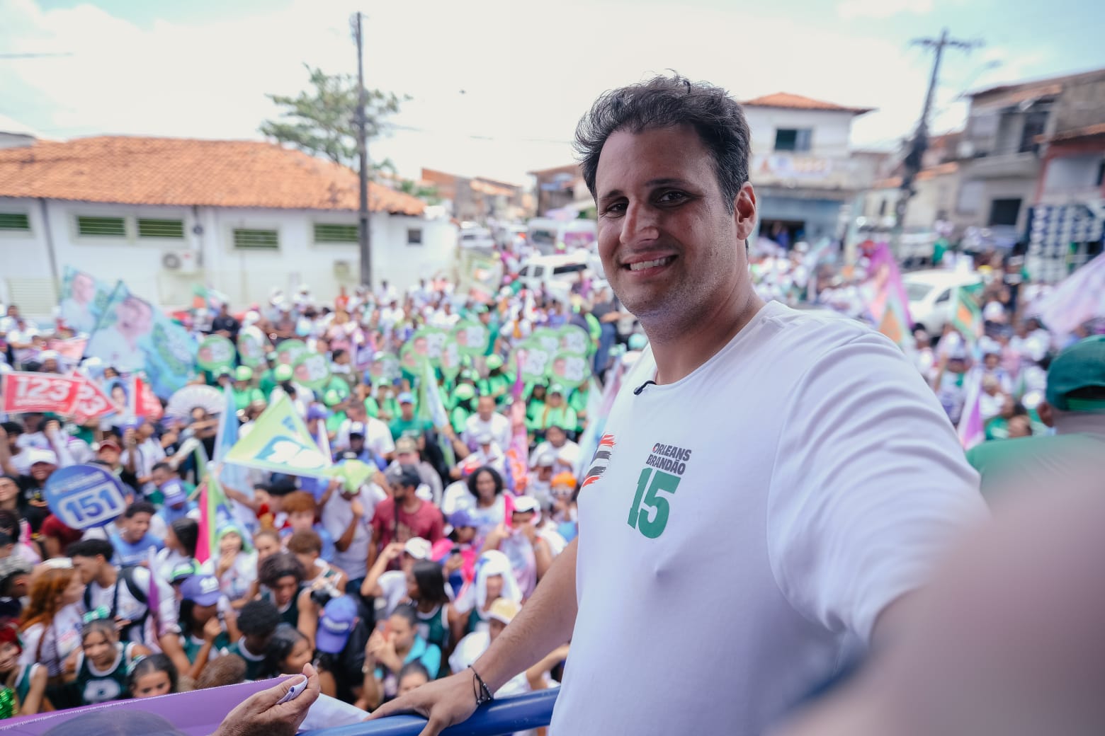 Beto Castro reúne multidão no Bairro de Fátima em Arrastão da Ilha em apoio a Orleans Brandão