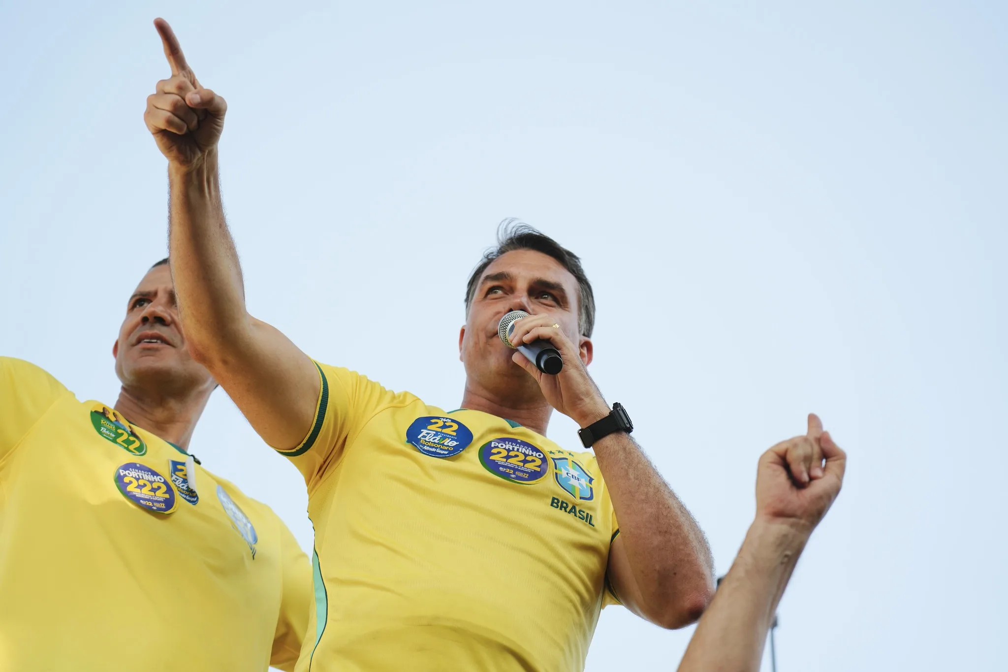 Flávio Bolsonaro promete ‘resgate’ do pai e encerra campanha com motocarreatas em SP e no Rio