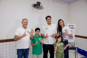 Orleans Brandão vota em Colinas ao lado da família e manifesta confiança na vitória
