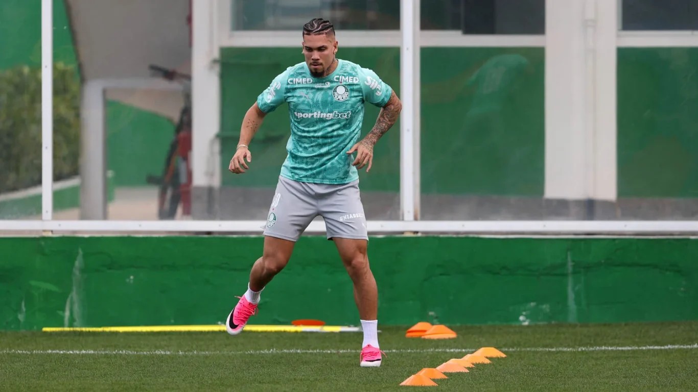 Palmeiras segue preparação para confronto contra Bahia; Paulinho treina no gramado