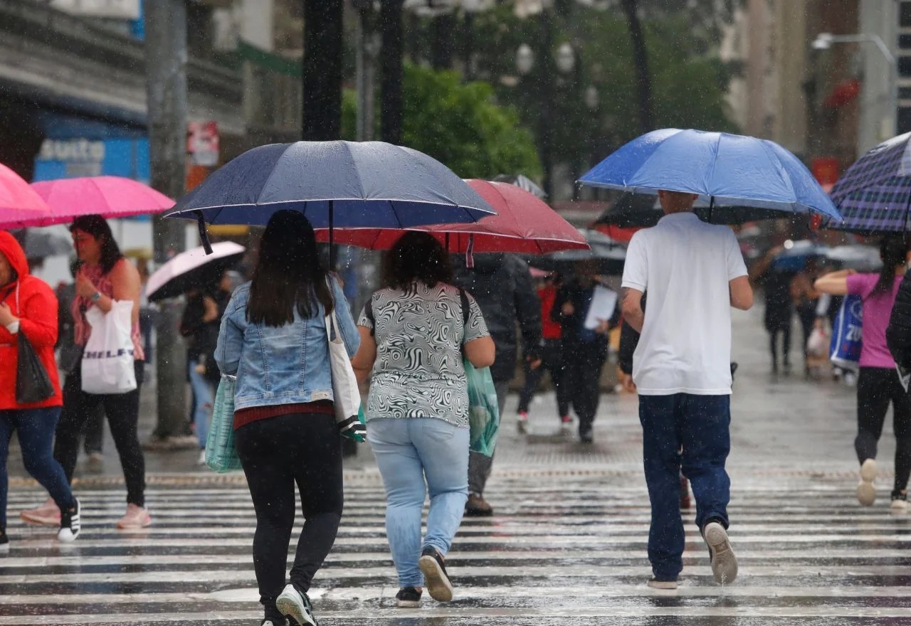 Semana começa com chuva forte e risco de temporais no Centro-Sul