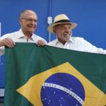 Blog do Ezequiel Neves : Lula vota em São Bernardo do Campo e ergue bandeira do Brasil após registrar voto