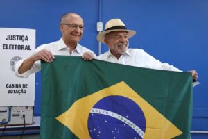 Blog do Ezequiel Neves : Lula vota em São Bernardo do Campo e ergue bandeira do Brasil após registrar voto