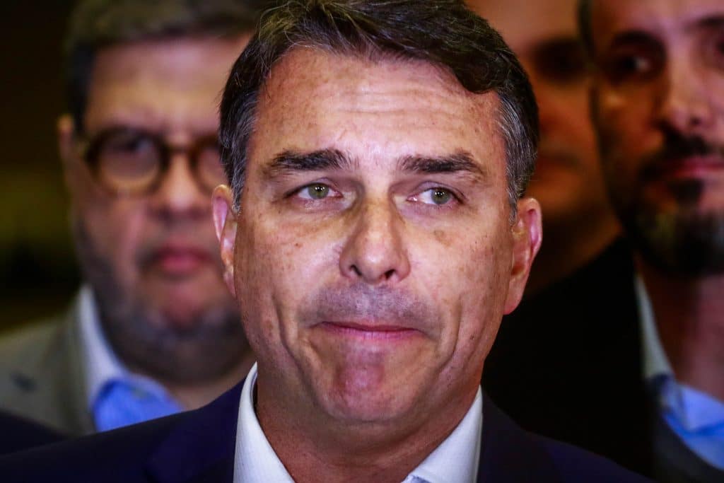 Campanha de Flávio se mobiliza para impedir fim da escala 6×1 no Senado