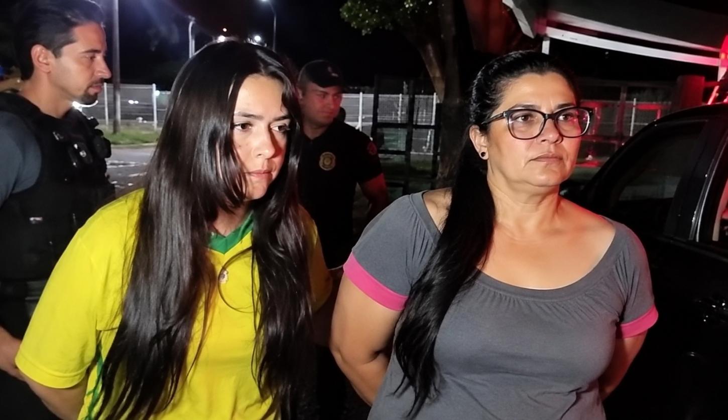 Mãe e filha são presas suspeitas de divulgar vídeos íntimos de parente em Bacabal Mãe e filha são presas suspeitas de divulgar vídeos íntimos de parente em Bacabal
