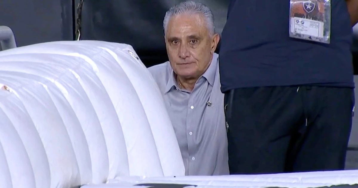 Árbitro de Botafogo x Vasco justifica expulsão de Tite por invasão no gramado e relata reclamação ‘veemente’