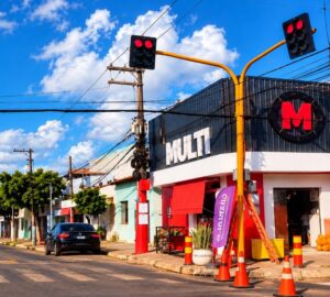 Prefeitura instala semáforos no cruzamento da Rua Simplício Moreira com a Rua Beta, no bairro Bacuri