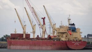 Petróleo fecha em alta de 4% com ataques no Oriente Médio, apesar de falas de Trump