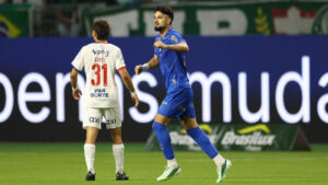 Palmeiras vence Bahia e diminui distância do líder o líder Flamengo para apenas um pontos após empate na Vila