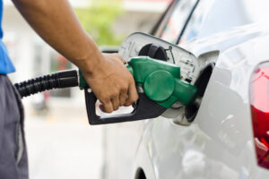 A dezesseis dias da eleição do segundo turno, tributos da gasolina são zerados e subsídios a combustíveis ampliados
