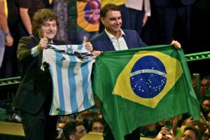 Se proposta de Flávio Bolsonaro estivesse valendo, valor do salário mínimo não chegaria a R$ 900 hoje