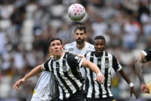 Com jogo caótico, Atlético-MG vira contra o Santos nos minutos finais na Arena MRV
