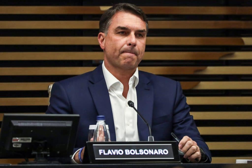 TSE manda Flávio Bolsonaro apagar vídeo falso sobre manifestação pró-Lula
