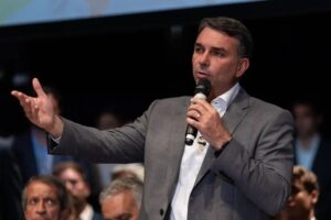Flávio quer tirar universidades federais do MEC e acende alerta para cortes no orçamento