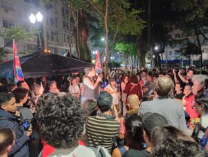 ‘Nós estamos aqui para salvar o país’: ato das editoras independentes reúne apoiadores de Lula no centro de SP