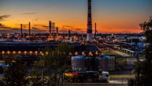 Petróleo fecha em alta com riscos do lado da oferta e avança na semana em meio às guerras