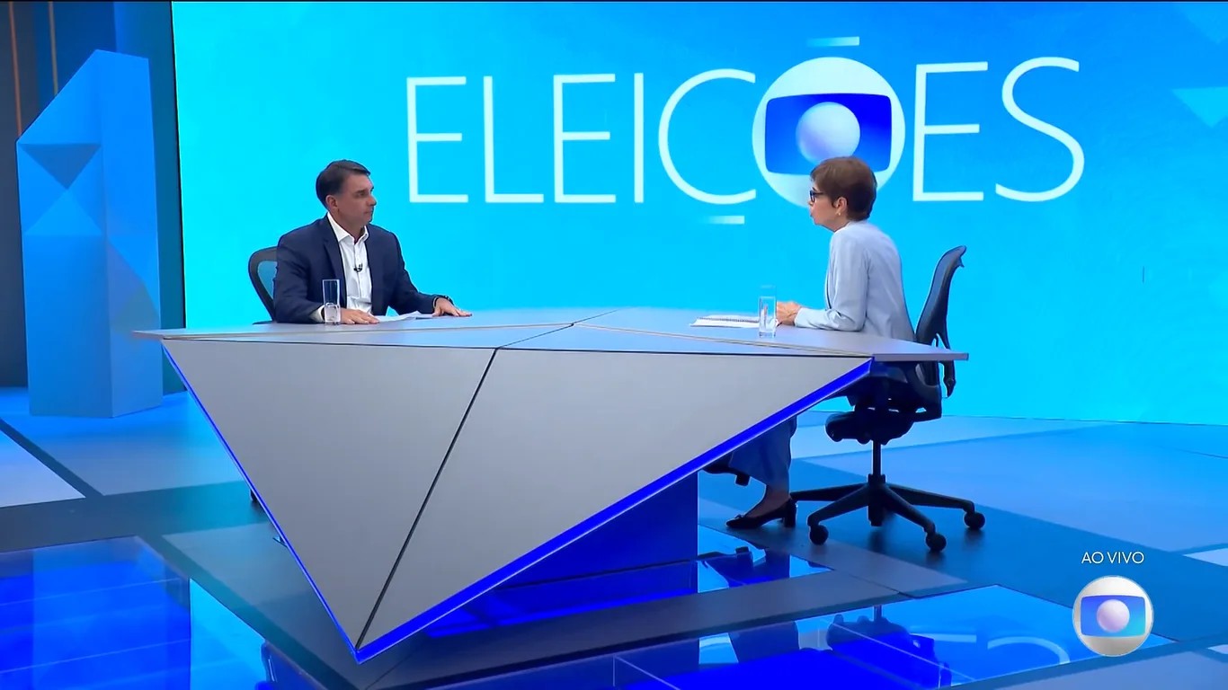 No JN, Flávio foge de questionamentos, espalha fake news sobre Lula e troca acusações sobre influência de Vorcaro