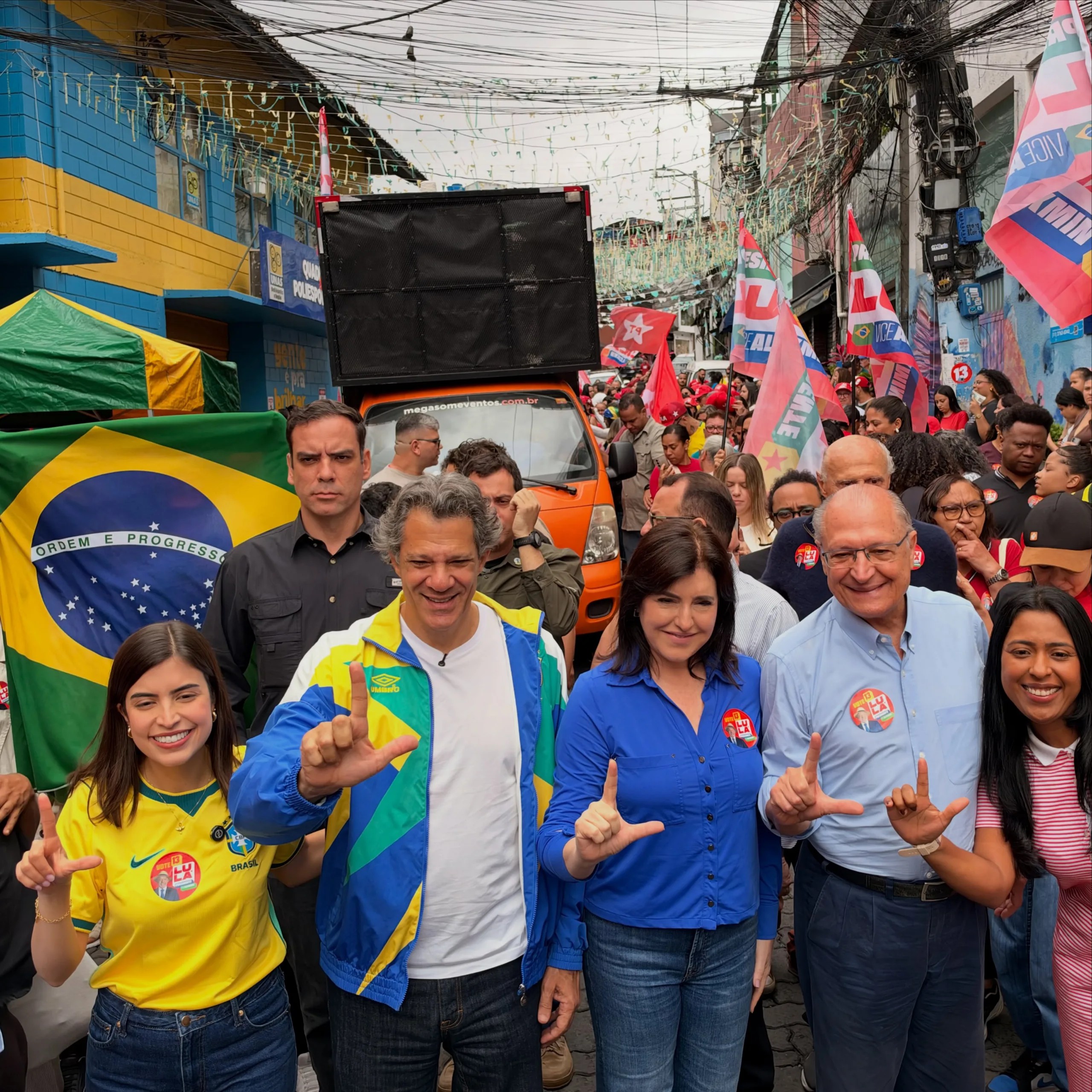 Caminhada pró-Lula na comunidade de Heliópolis, em São Paulo, reúne Alckmin, Haddad e Tebet