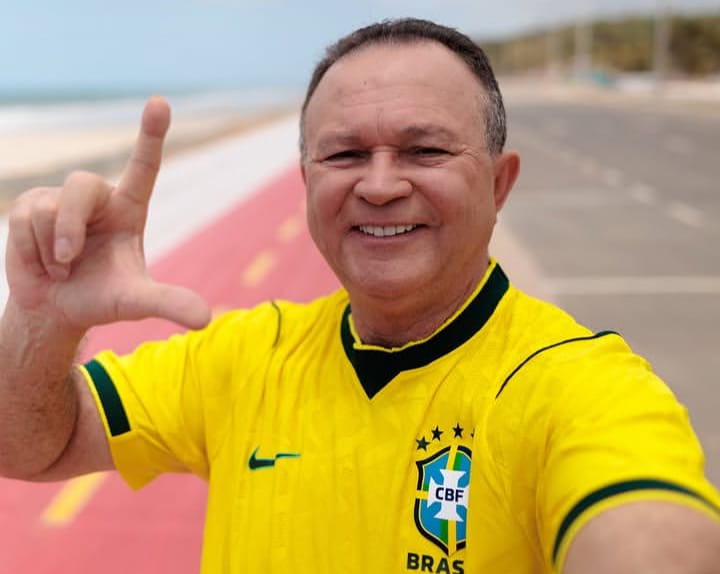 Brandão faz o L de Lula com o verde e amarelo que simbolizou o bolsonarismo no Brasil