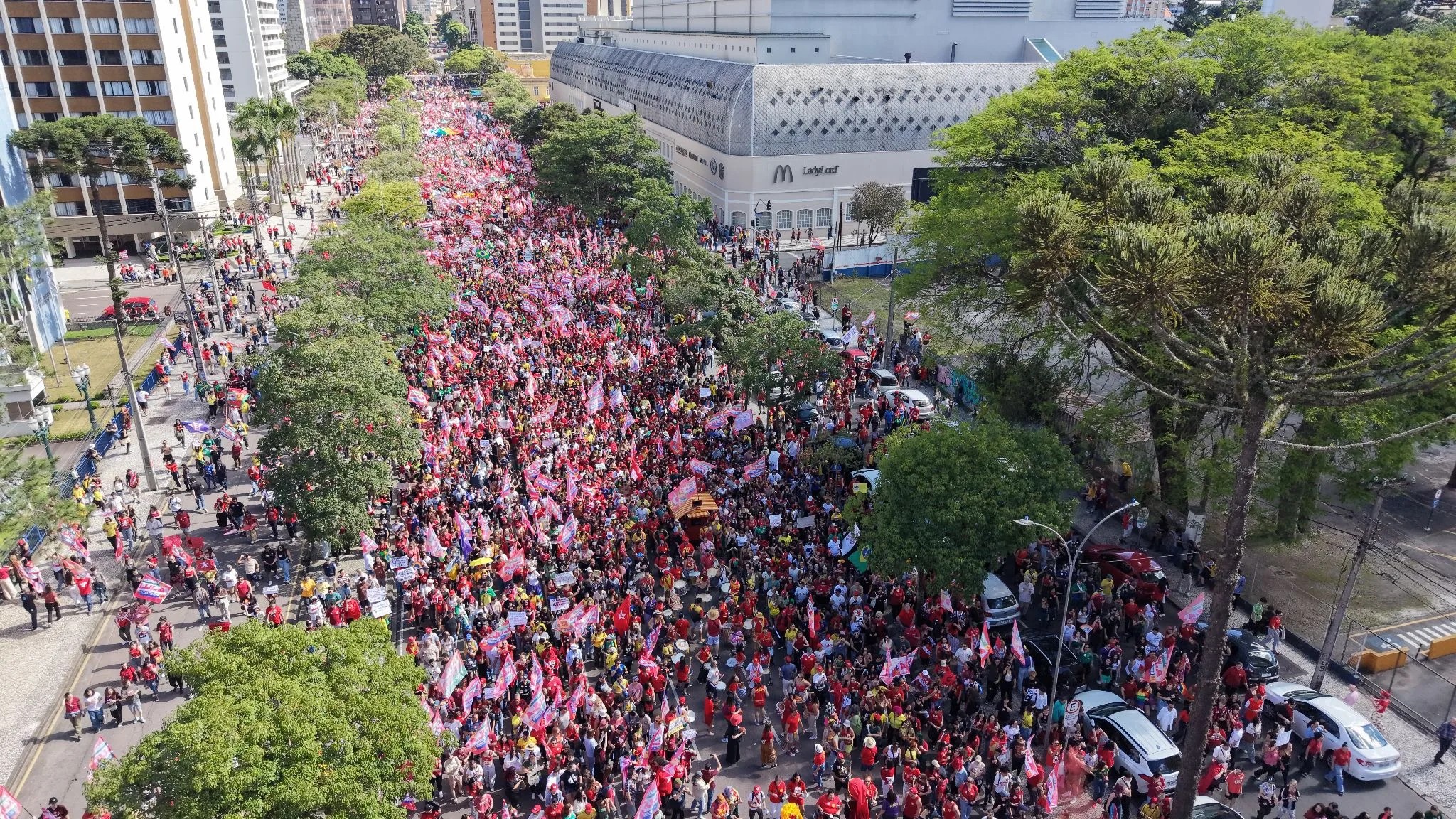 Mobilização em apoio a Lula reúne mais de 50 mil pessoas em Curitiba