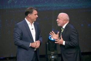 Flávio mimetiza Marçal, provoca Lula e foge de todas as perguntas