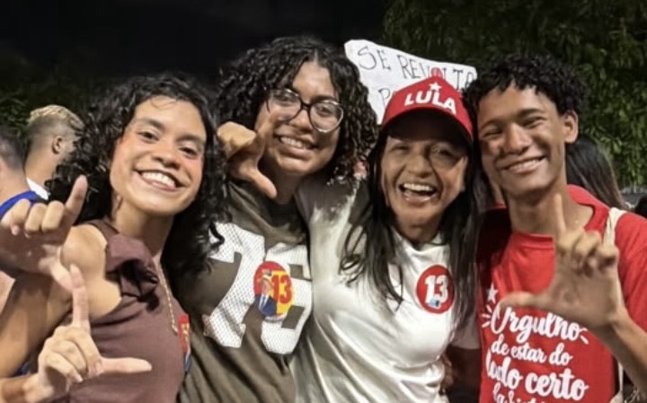 Eliziane Gama leva campanha pró-Lula a alunos da Uema