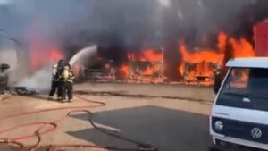 Incêndio em fábrica de refrigerantes destrói caminhões no MA