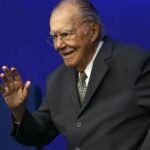 Sarney recebe alta após nove dias internado em São Luís