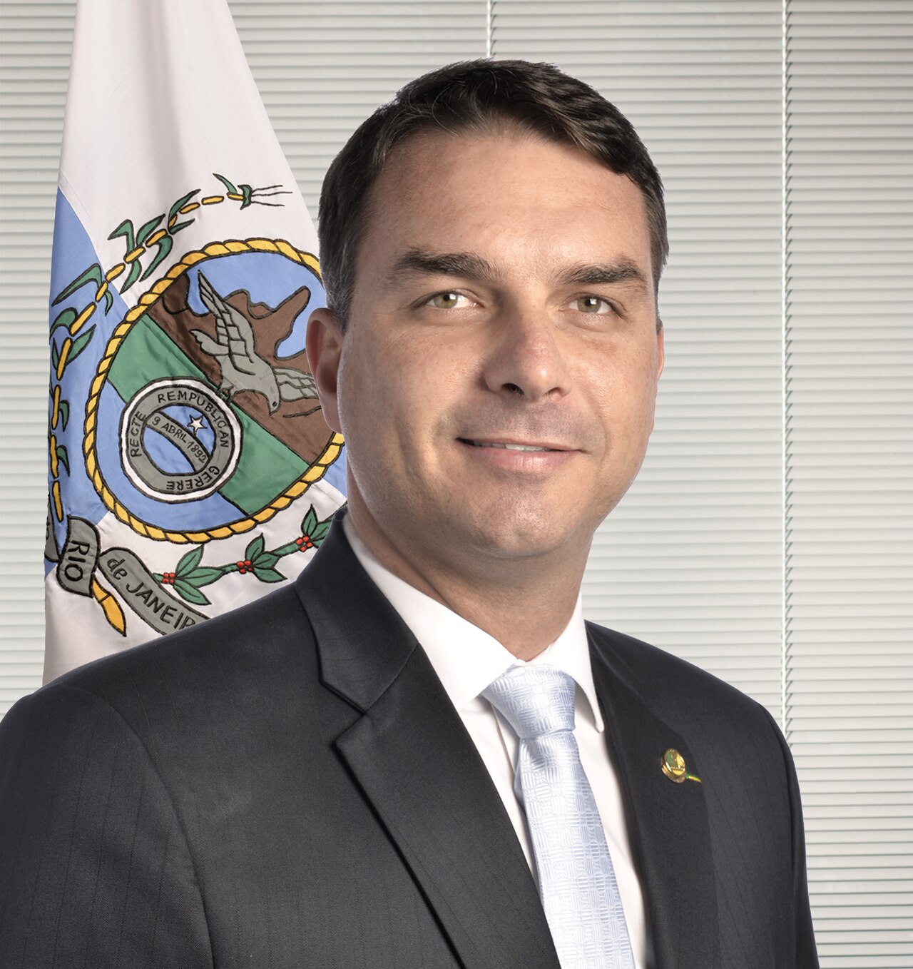 Flávio Bolsonaro vence Lula por 1,8 ponto no 1º turno e a eleição é decidida em 25 de outubro Flávio Bolsonaro vence Lula por 1,8 ponto no 1º turno e a eleição é decidida em 25 de outubro